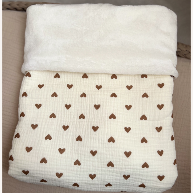 Couverture polaire/gaze de coton coeurs marron