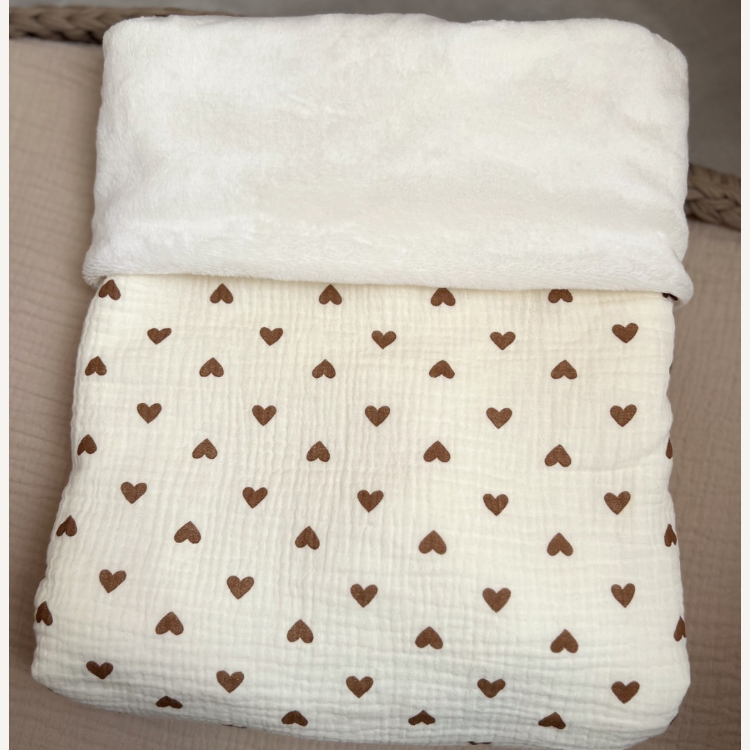 Couverture polaire/gaze de coton coeur marron