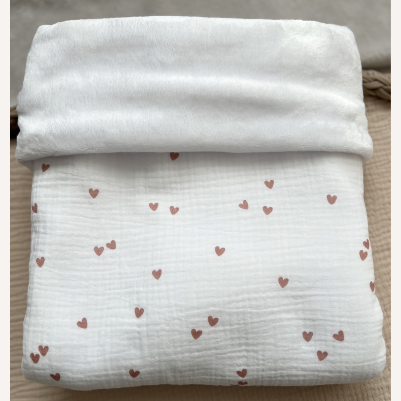 Couverture polaire/gaze de coton coeurs roses