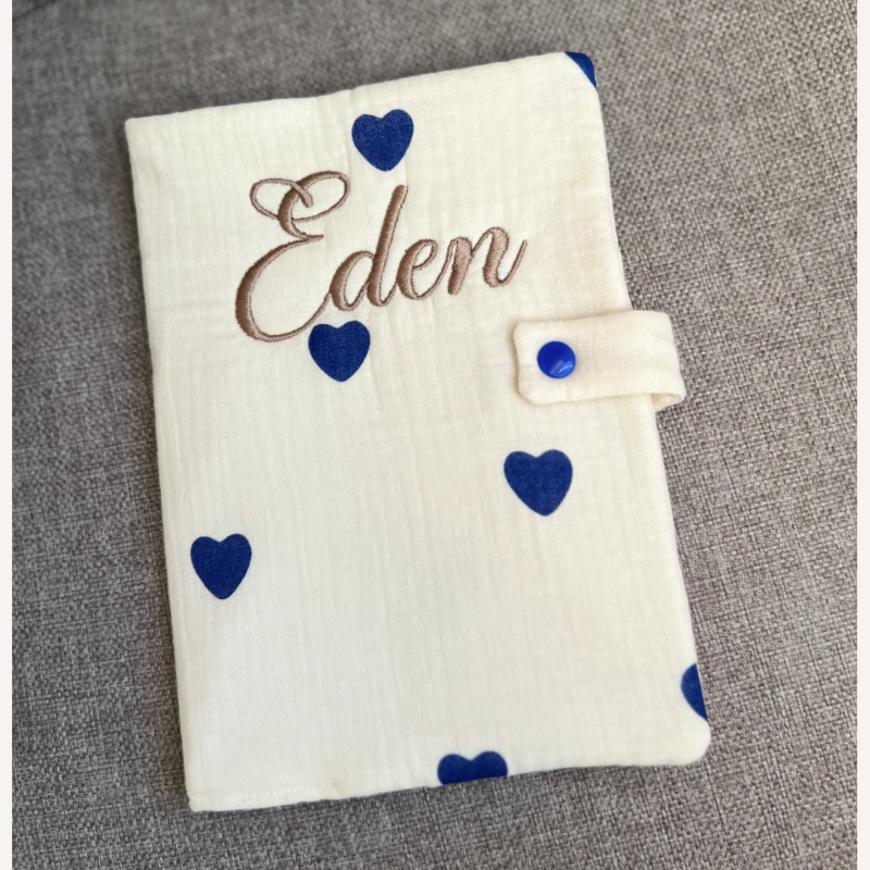 Protège carnet de santé coeurs bleus