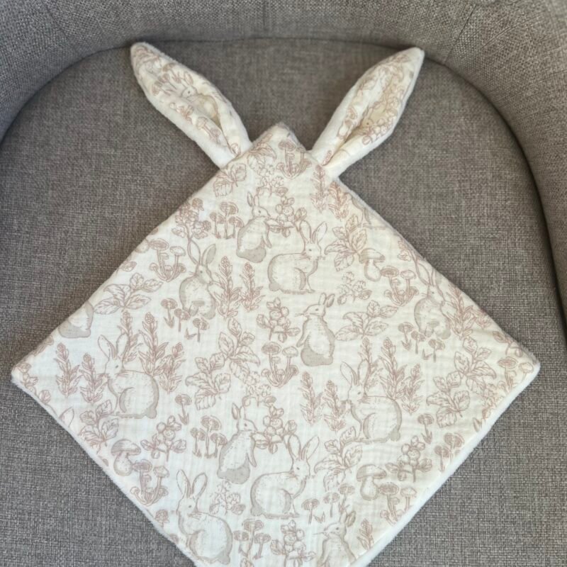 Doudou lapin motif lapinous bruns - Fait main