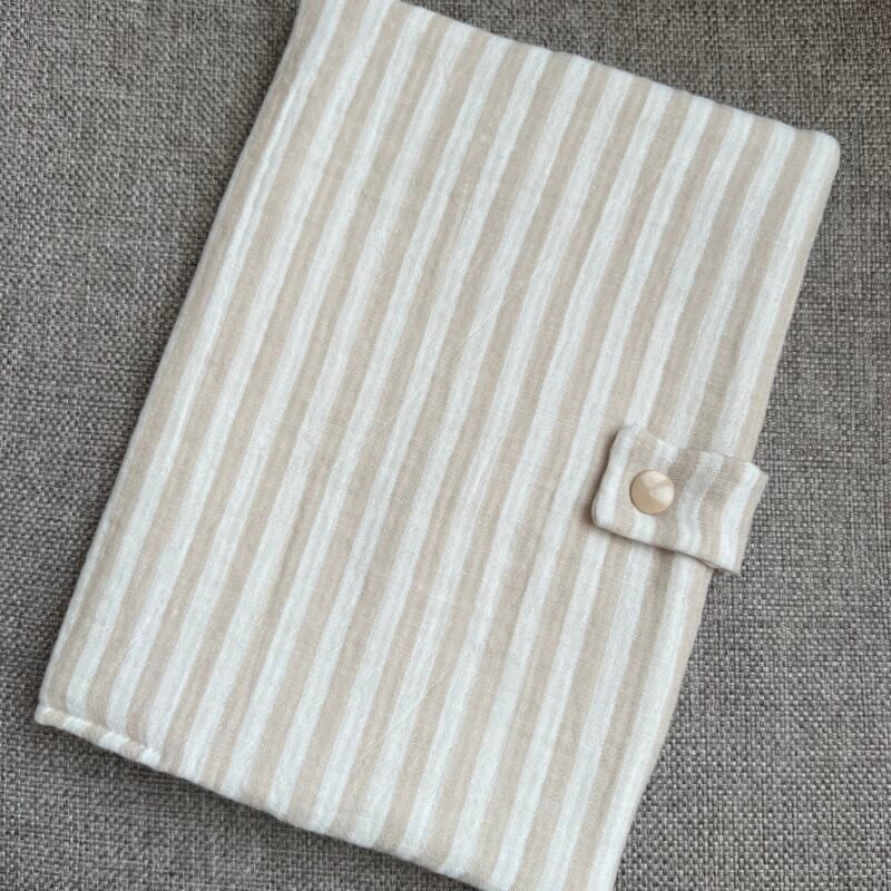 Protège carnet de santé blanc et beige galet