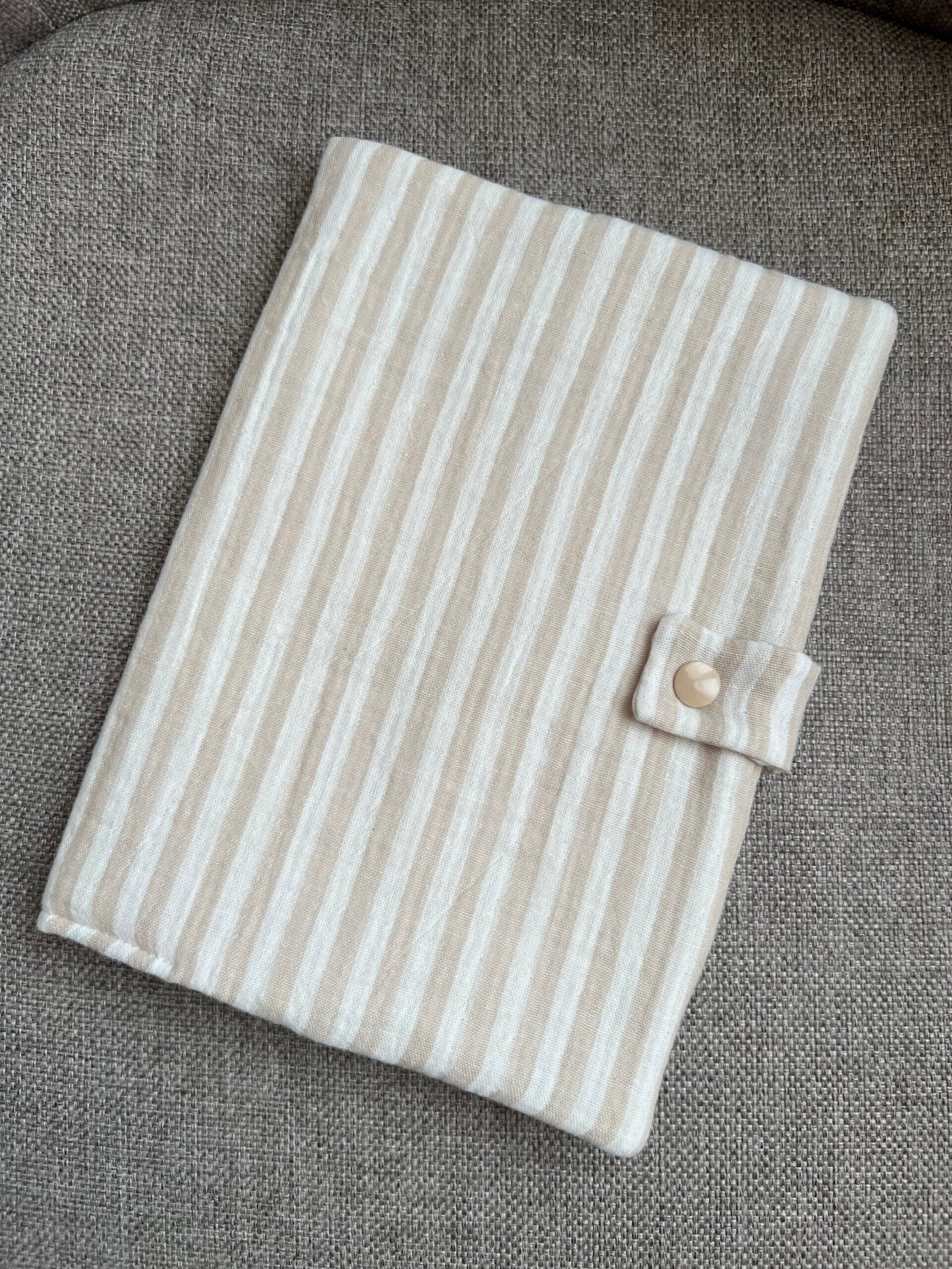 Protège carnet de santé blanc et beige galet